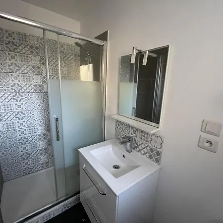 Villa Spacieuse Avec Véranda Et Jardin à - Fr-1-413-209 *
