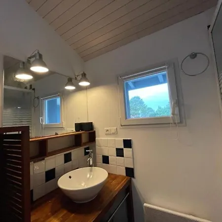 Spacieuse Avec Véranda Et Jardin à - Fr-1-413-209 Villa