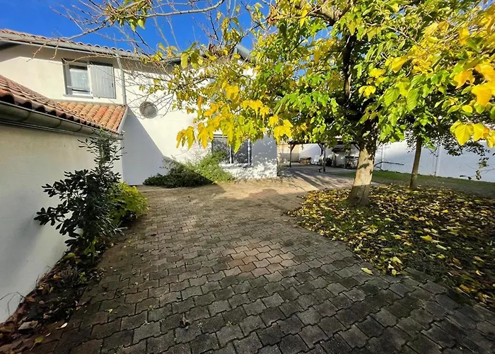 Spacieuse Avec Véranda Et Jardin à - Fr-1-413-209 *